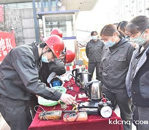 泰钢共青团学雷锋为职工义务维修家电