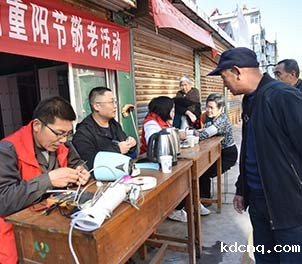 泰钢青年志愿者义务为老人维修家电